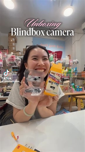 KODAK PHOTO PRINTER VIETNAM on Instagram: "📸📸📸 Khi bạn đã mê mệt chiếc Kodak Charmera vì thiết kế đậm chất retro, lại còn chụp ảnh, quay video mọi lúc mọi nơi… mà cuộc đời còn ưu ái cho bạn unbox trúng ngay phiên bản Secret thì cảm giác sẽ ra sao nhỉ? 👉 Phải nói là quá đã luôn chứ còn gì nữa! ✨ Dù biết là có “căng” lắm mới bốc trúng được em Secret, nhưng cô bạn thân nhà mình lại là một trong những người may mắn đó. Cầm máy trên tay và tận mắt nhìn thấy ẻm ngoài đời mà tụi mình chỉ biết mê ch