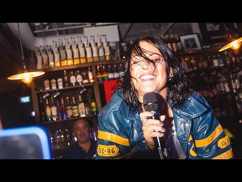 Molly Sandén - Vi ska aldrig gå hem (Official Music Video)