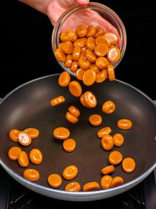 Chocolate dessert that went viral! The secret ingredient that changes everything Ingredients caramels: 800 g (28 oz) biscuits: 250 g (8.8 oz) soft butter: 90 g (3.2 oz) condensed milk: 250 g (8.8 oz) vanilla flavored pudding powder: 80 g (2.8 oz) milk: 500 ml (17 fl oz) white chocolate: 80 g (2.8 oz) dark chocolate: 80 g (2.8 oz)