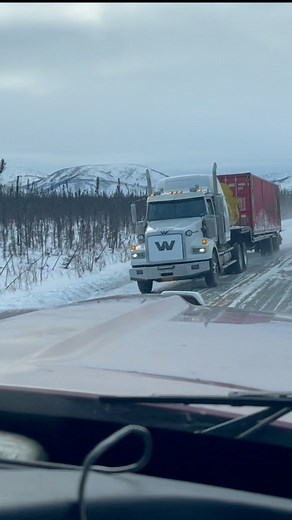 ALASKA🇺🇸:PeterBilt Vs.KenWorth Vs.WesternStar In The Haul Rd Of The Dalton HighWay #fbreels #followers #trucks #truckerslife #hauling #highlights #AmaZing #allnatural #icyroads #Alaska #friends #facts #InGodWeTrust #TeamUSA #teamhaulers #AMVP | Alicia Miller Videos & Photography