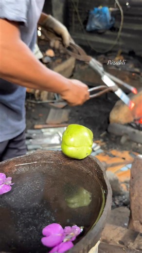 Rizaldi | Watch This Incredible Steel Hardening Process 😍 #blacksmith #manual #metalwork #craftsmanship #artwork #metalworking #process | Instagram