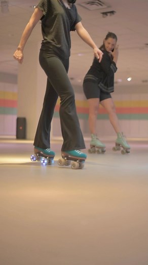 Do you have a love for dance & rollerskating? 🤩🛼 Then you should try out my roller dance class! This class is beginner/intermediate so if you’re confident with the beginner basics you can join in & try it out! You will learn lots of fun new ways to move on your skates including: 1) The moon walk 2) The zero 3) The downtown 4) Dribbling 5) Choreography And much more! It’s a jam packed class full of new moves to try out so bring your groove 😉 ~ link in bio to book your spot Huge shoutout to @ma
