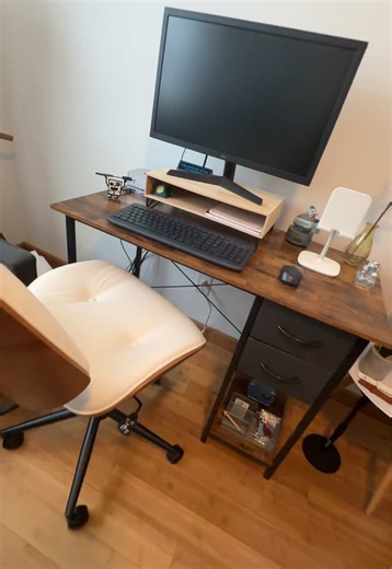 This easy-to-assemble desk with two drawers gives you a simple, modern setup while keeping supplies neatly stored. Perfect for work, studying, or everyday tasks without taking up too much space. Quick setup. Smart storage. Ready to go. #HomeOffice #DeskSetup #Workspace #Organization #Productivity