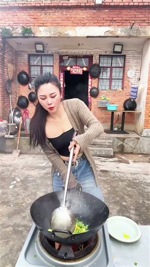 厨房即兴，铁锅伴舞 炒菜翻车，舞姿封神 日常烟火，随性发疯