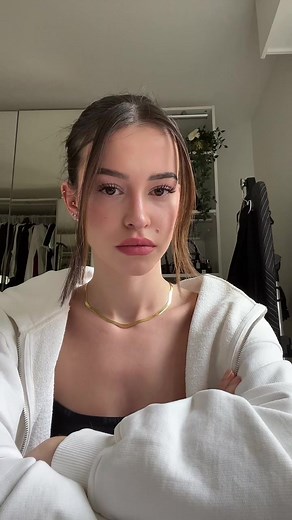 Vidéos de Lea Elui (@leaelui) avec Being a girl is fucking tough - Fiona 🫶🏼🫀💗🫂