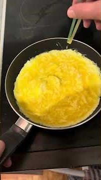 Une omelette baveuse ? 😮😭 facile avec des oeufs 😉 #food #recette #cooking #omelette