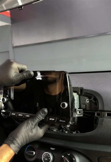 🚘 Kia Picanto Carvocal Multimedya = Kompakt Araçta Maksimum Teknoloji! 🎶 Carvocal ekibi olarak Kia Picanto’ya Carvocal multimedya sistemi uyguladık. Artık şehir içi yolculuklar sadece pratik değil, aynı zamanda eğlenceli ve akıllı bir deneyime dönüştü. 📲✨ 👉 Carvocal Multimedya Özellikleri: * HD dokunmatik ekran – modern arayüz, net görüntü * Apple CarPlay & Android Auto – kablosuz bağlantı kolaylığı * Geri görüş kamerası desteği – park ve manevralarda güvenlik * Soket sokete uyumlu montaj – 