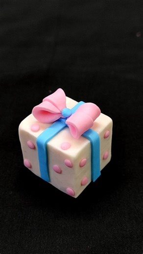 62K views · 388 reactions | How to make fondant gift box / fondant gift box / cake topper . . . Hi this is the easy way to make fondant gift box . . . #fondant #fondantgiftbox #fondantdoll #fondantfigurine #caketopper #cake #cakes #cakeart #cakeartist #cakedesign #cakedecorating #birthdaycake #weddingcake #gumpaste #modellingchocolate #antonythecakeartist | Antony Bidesh | Facebook
