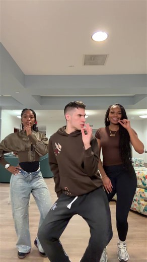 Had to hit this with the trio 😂🔥🔥 ( @leilajones ; @Briana : DC: @sadie ; @olivia ) #strut #trend #viral #fyp