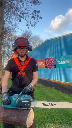 Nothing beats fresh air, a sharp chain, and getting the job done 💪🪚 Clean cuts. Serious power. No messing about. #Chainsaw #OutdoorWork #GardenJobs #TreeWork #PowerTools #CuttingWood #ToolTok #WorkOutside #JobDone #UKTrades #DIYLife #fyp#views#viral #llikes🌲🔥