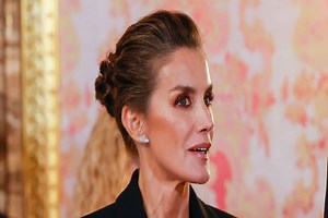 Así fue como una ráfaga de viento levantó la falda a la reina Letizia