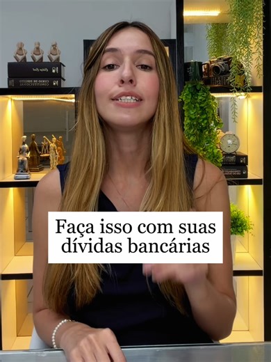 💳 Se você quer entender como sair das dívidas, precisa parar de negociar no escuro. A maioria das pessoas com dívidas bancárias faz isso: 👉 aceita acordo sem entender o valor 👉 paga sem saber o que tá incluso 👉 confia no banco sem estratégia E é aí que se perde dinheiro. 📉 Sem planejamento financeiro sair das dívidas, você só troca uma dívida por outra. Agora a virada: quando você entende o jogo, você muda a negociação. Não é mais sobre implorar desconto… é sobre saber quanto realmente deve