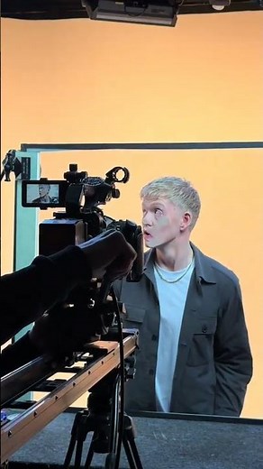 Samgöngustofa face against glass BTS !!! 🥰😍