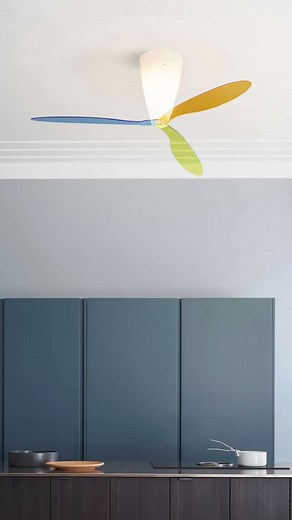 🌬️✨ Scopri Blow di Luceplan! Disegnato da Ferdi Giardini, questo ventilatore leggero e silenzioso con pale in metacrilato colorato è il perfetto mix di design e funzionalità. Le sue pale trasparenti non ostacolano l'emissione di luce bianca, creando un ambiente confortevole. 🔄 Con la funzione di rotazione inversa, Blow migliora l'efficienza energetica anche in inverno. Tutti i ventilatori Blow sono completi di telecomando e pronti per essere utilizzati. Scopri tutti i modelli, tocca le immagin