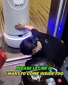 Funny delivery robot moments | Keto Easy Recipes | Facebook