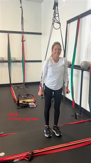 Lori’s showing us 10 curtsy lunge jumps! And somehow she makes them look easy. Don’t forget — we’re stacking each day as we go! That means today’s workout includes: 🎶 10 curtsy lunge jumps 🎶 9 jumping jacks 🎶 8 mountain climbers 🎶 7 sit-ups 🎶 6 jump lunges 🎶 5 burpeeeeees 🎶 4 squat jumps 🎶 3 glute bridges 🎶 2 push-ups 🎶 And a 1 minute plaaaaank 🎶 It’s not just festive — it’s a full-body challenge to keep you strong through the holidays! | Board30 Albuquerque