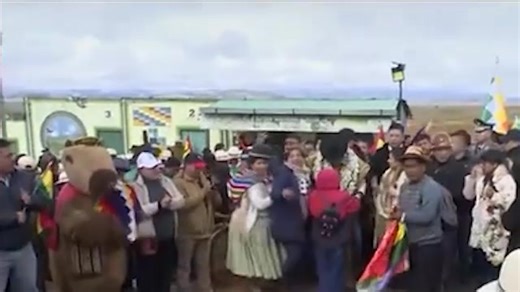 🔵 #GrupoFides | #ANF El vicepresidente Edmand Lara llegó hasta el sector de la Apacheta, en la carretera #LaPaz - #Oruro, para participar en la celebración de los 17 años del Estado Plurinacional de #Bolivia. Amautas realizaron una ofrenda a la Pachamama (Madre Tierra). | ANF Noticias Fides