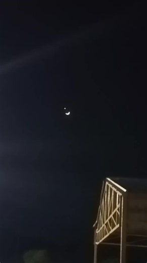 “Yang terjadi malam ini, semoga bukan sekadar sebuah kebetulan, melainkan pertanda baik bagi kita semua. Semoga langit sedang membawa pesan tentang harapan, kedamaian, dan jalan baru yang penuh keberkahan. Apa pun maknanya, mari kita sambut dengan hati yang tenang dan penuh syukur.” aamiin 🤲🤲 #fenomenagerhanavenus#fypシ #fenomenamalam #fenomenahariini