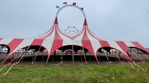 Zeltanlage des Circus Barnum in Nürnberg. #masten #chapiteau #vorzelt #artisteneingang #zeltanlage #zeltkuppel #circus #circo #top #tent #barnum #meinecircuswelt #aufbau #circusbarnum #cirque #material #auflieger #transporter #truck #zirkus #weihnachtscircus | Meine Circus Welt