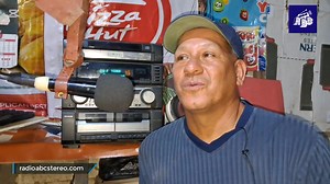 #Estelí | La voz de los sueños: Ulises Arróliga y su estación imaginaria En el caserío de la comunidad Las Quiatillas, al este de la ciudad de Estelí, resuena la voz de Ulises Arróliga, quien ha sabido disfrutar de una pasión que no entiende de límites: la radio. La historia nació con su música preferida y un equipo de sonido que en la década de los 90 le costó 500 córdobas. Construyó su propia radio, una que no transmite en AM ni en FM, tampoco en internet, pero sí en la frecuencia más poderosa