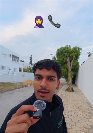 Mastering the Hijab-Phone Tuck