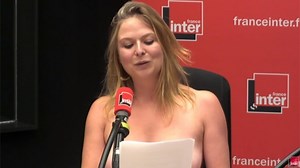 Pour parler des seins, cette humoriste termine sa chronique radio… topless (vidéo)