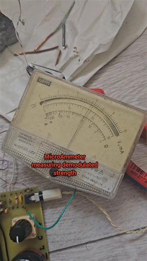 Galena Crystal Radio Set Testing a galena crystal on a crystal radio set. No battery or electric power is used. The diode was replaced with galena crystal. The audio comes from a piezo earpiece. Frequency 855 KHz. Our website: https://www.yo3bn.ro Online HF SDR: https://kiwisdr.yo3bn.ro Online 24 MHz - 1.76 GHz SDR: https://rtlsdr.yo3bn.ro Youtube: https://youtube.com/@yo3bn 73 de YO3BN #radio #hamradio #swl #crystalradio #galena #radioamateur | YO3BN