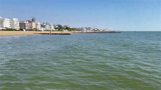 Jesolo Lido v krásném nedělním odpoledni 👌😍 Dnes 20°C a lidé se vyhřívali na plážích 🌊🏖❤️ Takhle si většinou představujeme ideální babí léto 😁 Stačí, když svítí sluníčko a je teplo 👍 (Video: Vasco Ravin) | Azzurro - dovolená v Itálii