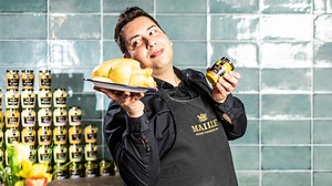 "Ich bin Harry, Senf-Sommelier und heute gibt es Curry-Senf." OH YES! 😍 Senfsommelier Harry gibt alles: Mit dem Mörser in der Hand kreiert er einen Curry-Senf mit roten Zwiebeln, geröstetem Sesam und süßem Ahornsirup. Seine Empfehlung: Hähnchen mit dem süß-scharfen Senf marinieren und im Ofen backen. 💛 #mustardlovers Zum Rezept 👉 www.mustardlovers.de/rezept/curry-senf-mit-ahornsirup | Maille Deutschland