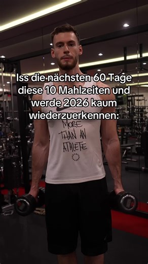 Hier sind sie💪🏽⬇️ -Folge mir, um nichts zu verpassen 🚀 -Speicher, damit du es nicht vergisst 💾 -Teilen mit jemandem, der 2026 ernst meint 🔥 Immer gleich essen. Mehr Struktur. Mehr Fortschritt. Weniger Ausreden. ⸻ 1️⃣ Protein Oats 🥣 • Haferflocken • Whey • Beeren • Erdnussbutter 📊 45 g Protein | 550 kcal 2️⃣ Eier Power Frühstück 🍳 • 4 Eier • Vollkornbrot • Avocado 📊 40 g Protein | 600 kcal 3️⃣ Chicken Reis Bowl 🍚 • Hähnchenbrust • Basmatireis • Gemüse • Olivenöl 📊 55 g Protein | 700 kc