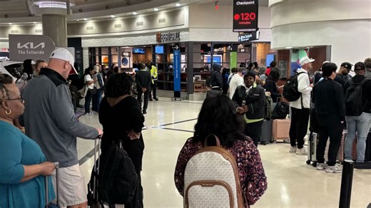 Viajeros en EE.UU. enfrentan tiempos de espera impredecibles en aeropuertos debido a que agentes de la TSA no reciben sueldo