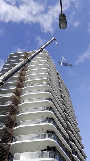 Scary glass lift for the morning. Lucky I have nerves of steel. ##fyp##viral##maori##tradiesoftiktok##safety##crane