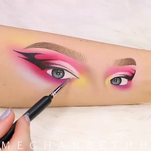 Hello guys, it's me, NIKKIE... Hello! 😍👋👑 We're obsesssssing over this NikkieTutorials recreation 😲🔥 Shop our bby #NikkieTutorialsXBEAUTYBAY Palette rn 💖🛒 bit.ly/36qWdFZ (📷 meghanbethh) #ByBEAUTYBAY | Beauty Bay