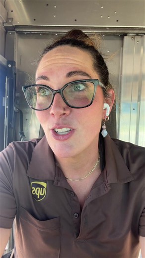 Amazon returns are so delightful. When you’re dealing with multiple packages make sure that you write the last four of the tracking number of the box that you’re currently sending back. This way everyone knows which label goes on which box. #upsdriver #hot #fyp #foryoupage #amazon