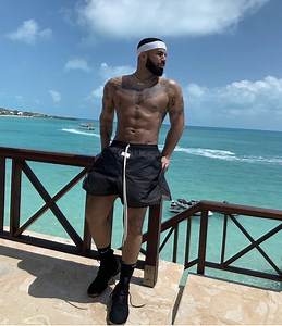 Drake Goes Shirtless, Showing Off His Summer Body [Photo] - theJasmineBRAND