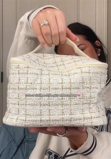 I’m so obsessed with her 💝 #makeup #makeupbag #makeupbags #travel #fyp