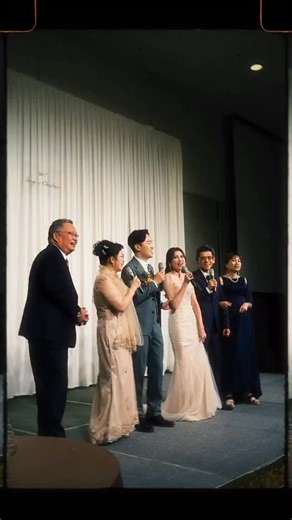 Yuto｜婚禮攝影．婚紗寫真．登記寫真 on Instagram: "- #艾芋婚禮故事 EP.5 feat. Ellie / 溫馨的一天 第一次見到可馨已經是三年前詩美的婚禮上，三年後詩美跟畢即將要成為爸爸媽媽，伴娘是同樣熟悉的 Pagie 跟 Lisa，看著同一群人依序走入婚姻是一件非常開心的事情，希望她們都能一輩子平安快樂。 其實我沒想過阿溫會哭得這麼慘，可見他以前喝酒是喝得多兇，連可馨的誓詞都特別把這件事拿出來再講一次，我有一種 BGM 是浪子回頭的錯覺，相當感人。 開頭影片，我放了15秒他們跟爸爸媽媽一起在台上唱歌的片段，因為我看了其實覺得蠻感動的，能夠以這個狀態一起在婚禮上唱完一首歌，未來很難再有機會了，一定會是一輩子的美好回憶。 期待未來的某一天，還能在婚禮上見到這個世新口傳的大家庭。 謝謝 Ellie 受到我的情勒加入了這個企劃，拍得真好。 Yuto / Canon EOS 3 + Fuji 200 Emma / Konica C35 AF2 + Fuji 200 Ellie / Ricoh GR1S + Fuji 200 @emmahsu_wed @elliechen