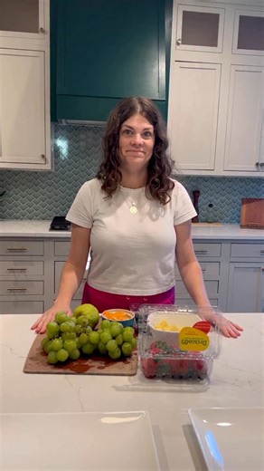 🦃 Comment RECIPE for the full how-to what you’ll need! 🍎 This turkey fruit plate is such a fun and easy idea for Thanksgiving or Friendsgiving! 🧡 It’s kid-friendly, colorful, and the perfect way to balance out all those heavier holiday snacks. 😉 Takes just a few minutes to make — and guaranteed to be a hit with guests of all ages! 🎉 #celebratingwithkids #celebratewithmorgan #thanksgivingrecipes #thanksgivingappetizer #friendsgiving LinkDM *123* | Crafts, Decor and Family Fun with Morgan McB