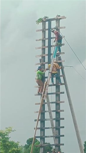 #BungFaiSaen #ChokSomporn is pulling the firework up to the launching base.