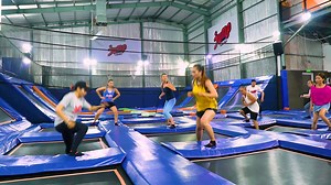 📢Ngày hội trải nghiệm Jump Fit - Món quà từ Jump Arena📢 👍 Jump Fit là hoạt động thể thao cực kì thú vị, bạn sẽ được tập thể dục bằng cách nhảy trên bạt nhún khi đang hòa mình vào những bản nhạc sôi động. Jump Fit là khóa học được ưa chuộng nhất hiện nay vì đây là môn thể thao đốt cháy nhiều năng lượng nhất do trường đại học Boston(Mỹ) công nhận. 🏃 Hãy đến Jump Arena Tân An vào ngày 16/6 để tham gia lớp Jump Fit với chương trình như sau: 🗣️ Giới thiệu về Jump Fit 🤾 Xem phần biểu diễnJump Fi