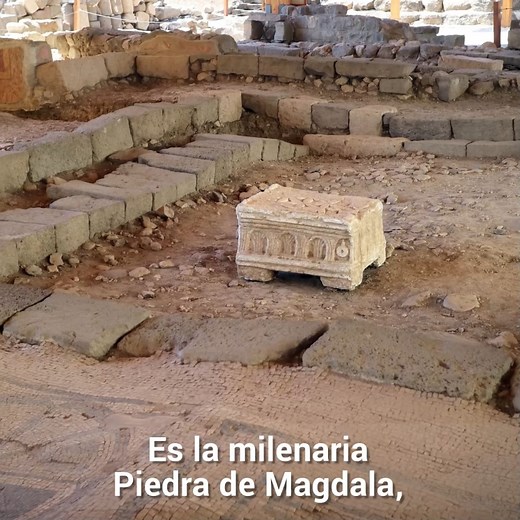 Un tesoro de la época del templo en el corazón de la Galilea. La milenaria Piedra de Magdala, es un bloque de piedra caliza tallado con símbolos del Templo de Jerusalén, que se descubrió dentro de las ruinas de una sinagoga en la antigua ciudad de Magdala, en la zona del Mar de Galilea. Te invitamos a conocer este tesoro de nuestra historia que hoy está al alcance de todos! | Israel en Español
