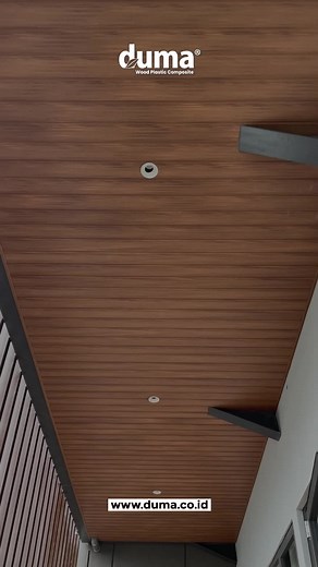 Perhatikan detail yang membuat panel pelapis dinding dan plafon WPC dari DUMA® istimewa. Tekstur yang halus, motif yang elegan dengan tampilan kayu alami, tahan air dan rayap serta sambungan yang presisi menciptakan tampilan yang mewah dan pastinya tahan lama. Hanya kualitas terbaik untuk hunian Anda. . Supplied by one of our trusted distributor @mpolywood . . . #BetterWoodForLife#DetailPlafon #MaterialBangunan #DesainElegan #PlafonModern #WPC #DUMAWPC #designinterior #designinteriorsurabaya #ar