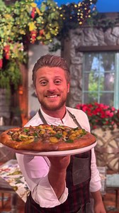 🍕 Pizza funghi, patate e salsiccia di Fulvio Marino Per l’impasto: • 500 g di farina tipo 1 • 500 g di farina tipo 00 • 7 g di lievito fresco di birra • 700 ml di acqua • 25 ml di olio evo • 22 g di sale Per spolverare: • Semola di grano duro Per il condimento: • Mozzarella • Funghi misti • Patate • Salsiccia • Prezzemolo • Rosmarino • Salvia 👉 Lievitazioni: • In frigo per 18 ore, poi 3 ore a temperatura ambiente 👉 Cottura: 250° per 15 minuti 📺 Tutti i procedimenti e le video-ricette su RaiP