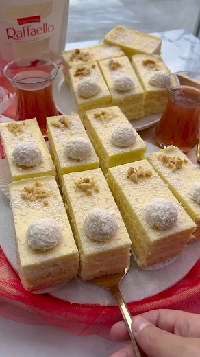 🥥 Prăjitura Raffaello 🍰 🥛 #retete #retetesimple #reteterapide #reteterapidesigustoase #retetede30sec #prajiturim #prajiturimazi #prajituraraffello #raffaello 🍪🍰 #gătim #gătim_zâmbind #gătimimpreuna #gătimcusuflet #cevadulce #cevabun #cevadulce😘 #cevadulcepentruvoi #cevabun😘 #cevabundetot | KiloRețete