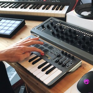 Donner Music_FR on Instagram: "Créez votre moment~ Contrôles programmables en temps réel: chaque contrôle est entièrement programmable pour envoyer des messages MIDI uniques et peut être stocké dans les préréglages utilisateur.  Plus d'informations : lien dans la bio #donnermusic #video #music #keyboard"