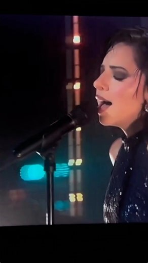 ActitudFem on Instagram: "✨👀 Ángela Aguilar sorprendió en los Grammys Latino con un cambio de look radical que no pasó desapercibido. En redes, muchos fans comenzaron a compararla con Cazzu, desatando debate y opiniones divididas... ¿Qué te parece ?"