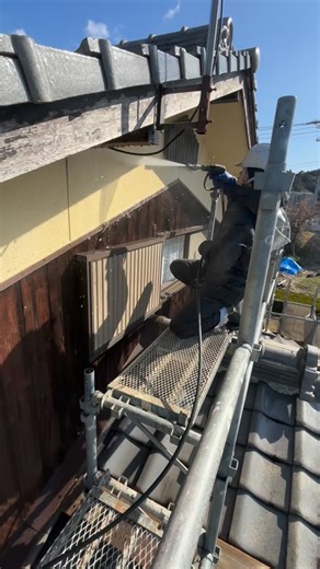 タチカワ建装 on Instagram: "今日の作業👷 ケレン完了〜洗浄状況✨ 風が強くはね返りの水が顔に……🧊💦 冷たいのなんのって🥲 なんだかんだで隅々まで綺麗に洗って完了✅ 明日は乾かして来週から🙋🏾‍♂️ #建築塗装 #丁寧な塗装屋 #塗装職人 #塗装女子 #従業員募集"