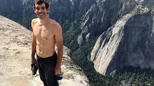 Climber scales El Capitan without ropes