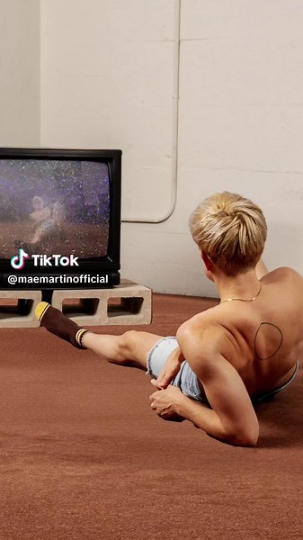 Mae Martin's New Album 'I'm A TV' Launch