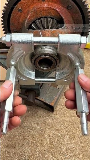 Gear Puller in Action: Effortlessly Remove Rusted Gears!